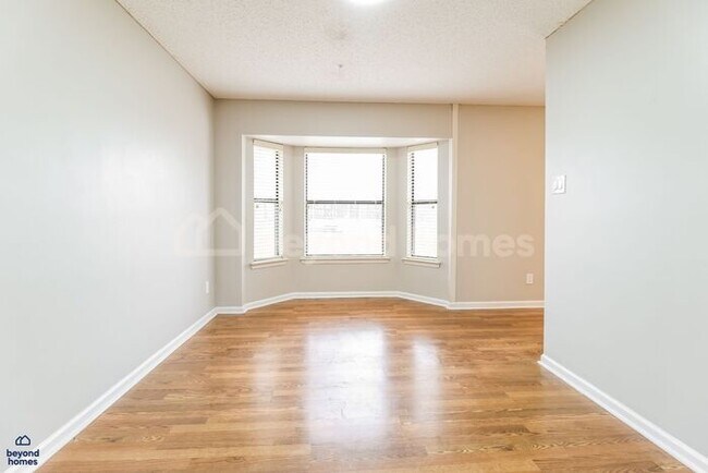 Foto del edificio - Beautiful 3-Bed 2 Bath Home with Massive Fenced Yard & Private Deck!