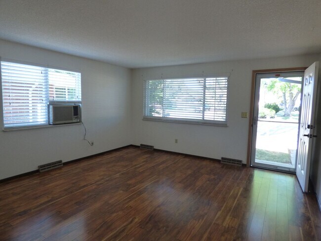 Foto del edificio - 1942-1944 Yeager Drive