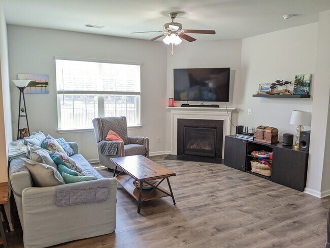 Foto del edificio - Spacious 4BR Home in Cul-de-Sac with 2-Car...