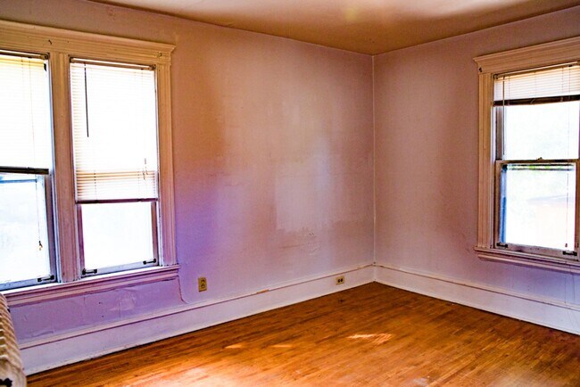 Foto del edificio - 5 Bed 2 Bath Como House Available September 2026