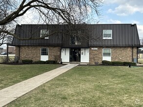 Building Photo - 7S040 S Suffield Ct