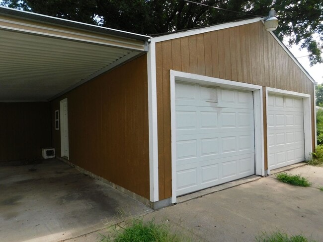 Building Photo - Cozy, Quiet Home