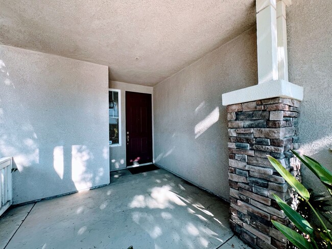Building Photo - Beautiful 3 bedroom, 2.5 bath home in desi...