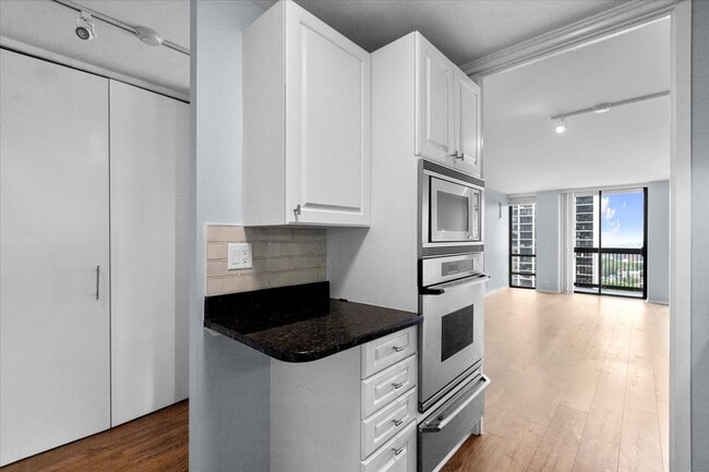 Building Photo - 1660 N La Salle Dr