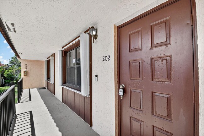 Foto del edificio - 5985 Forest Hill Blvd