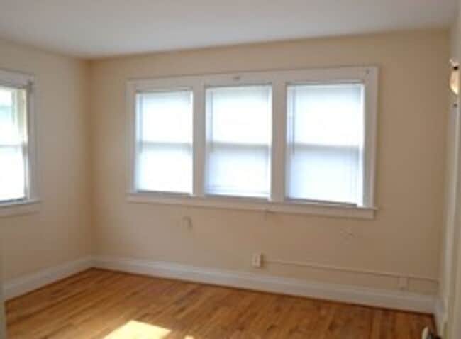 Building Photo - 427-429-429 E Tompkins St