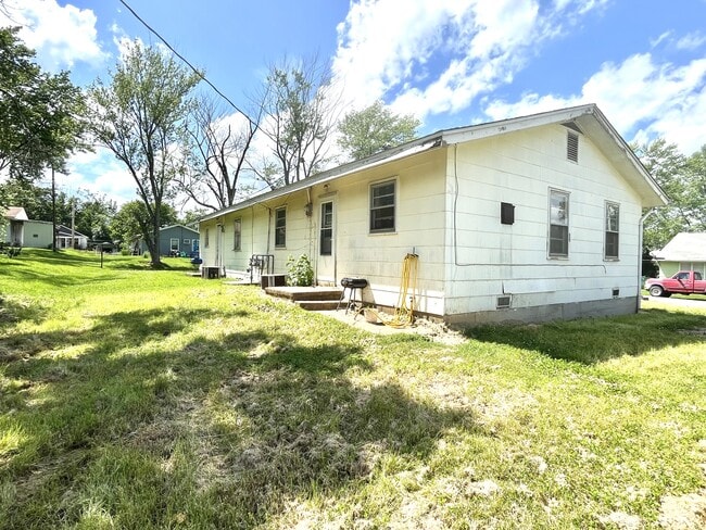 Building Photo - 610 Blair St