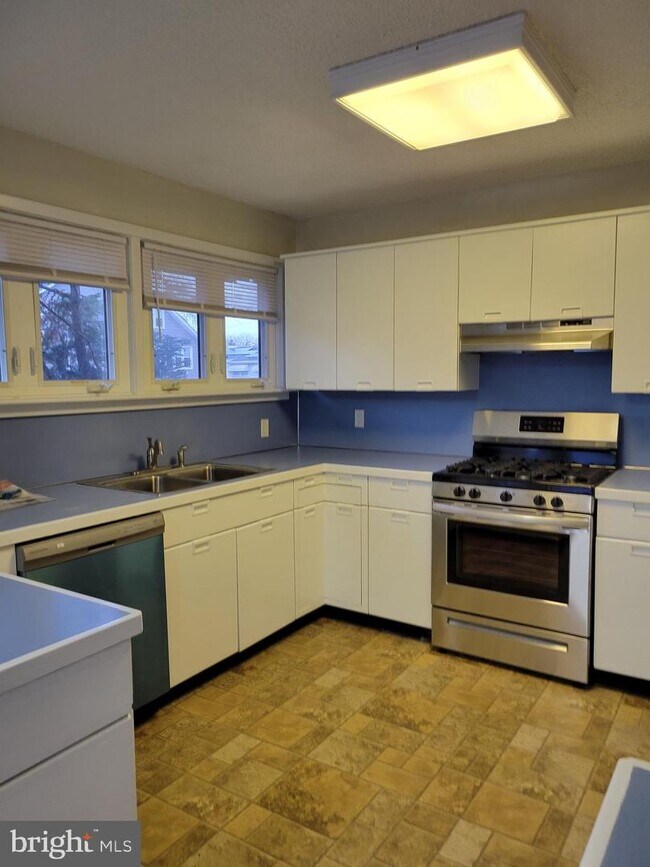 Building Photo - 129 Marlborough Ave