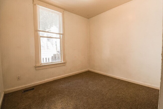 Foto del edificio - 5 Bedroom, 2 bath home!