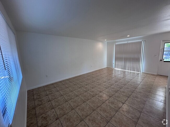 Building Photo - 813 New Stine Rd