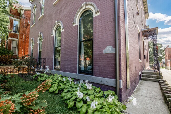 Building Photo - 223 E 7th St
