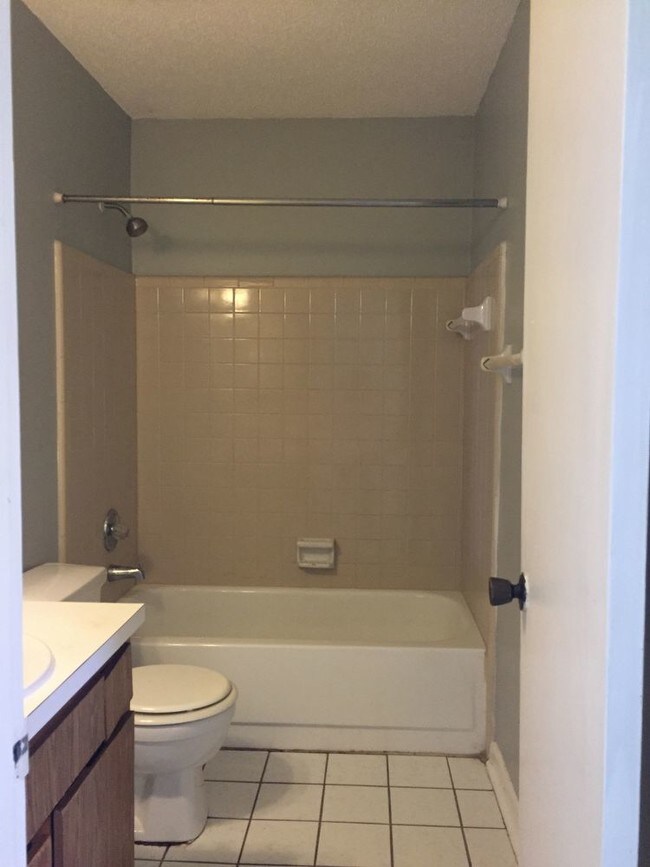 Building Photo - 1458 Gifford Ave Unit B