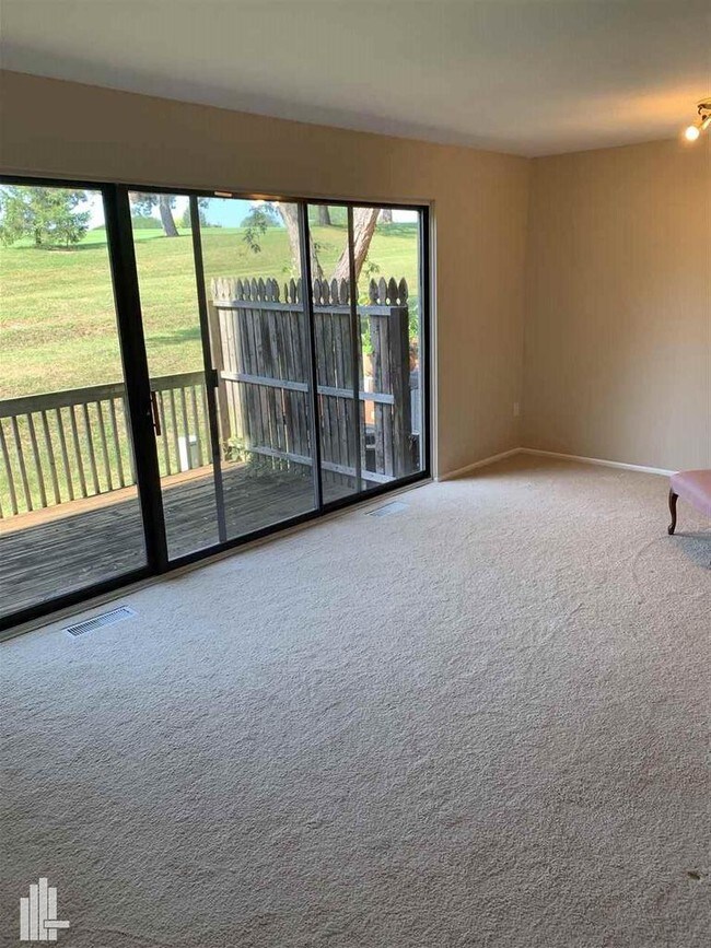 Building Photo - 805 Oakbrook Ridge Dr