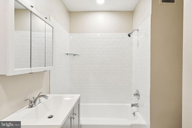 Building Photo - 135 S 19th St