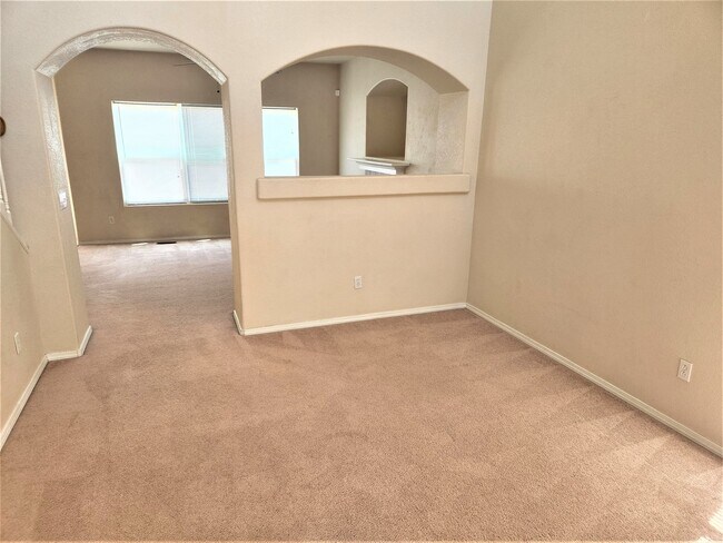 Foto del edificio - 796 Ridgebury Pl