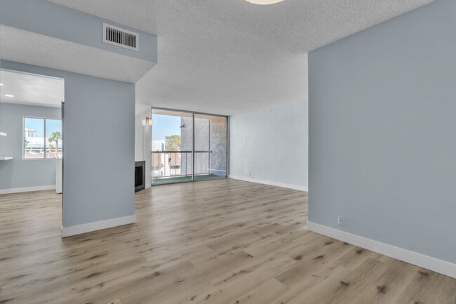 Building Photo - 725 N Royal Crest Cir