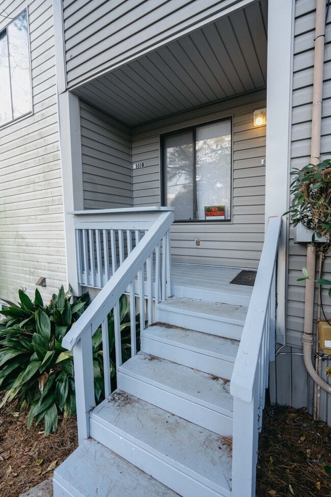 Building Photo - 3 Bedroom/1.5 Bath Large Townhouse Close to Campuses