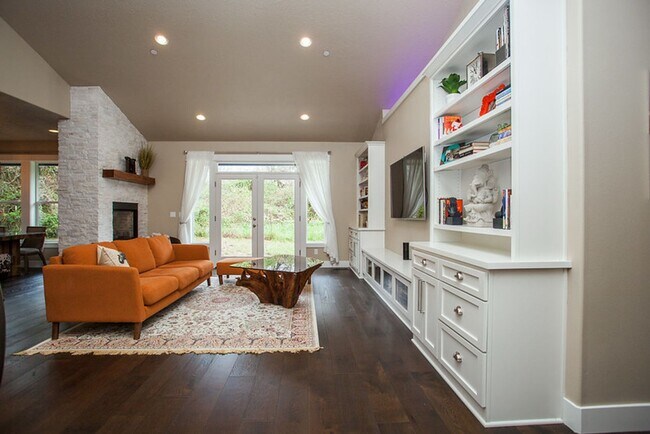 Foto del edificio - Custom Hillsboro Ranch with Gourmet Kitchen, Dual Fireplaces & Upgraded Finishes!