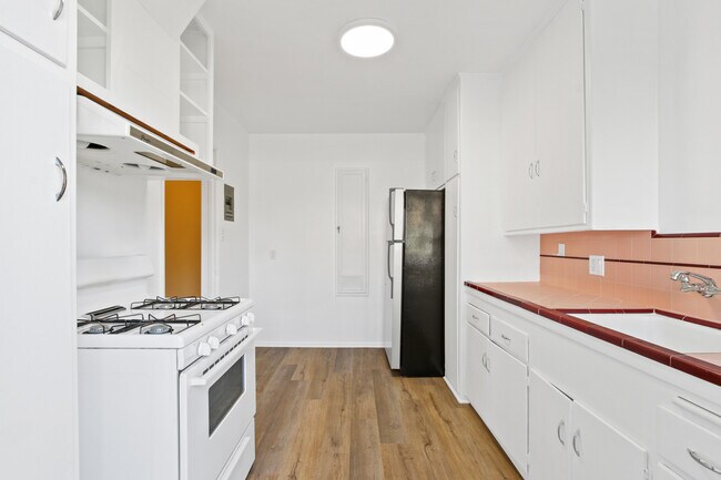 Building Photo - 3008 Greenfield Ave