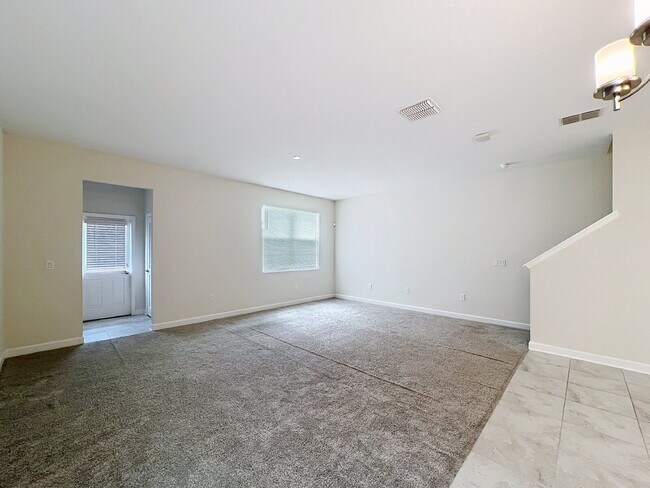 Foto del edificio - Spacious three-bedroom, two and a half bath home in Moss Park!