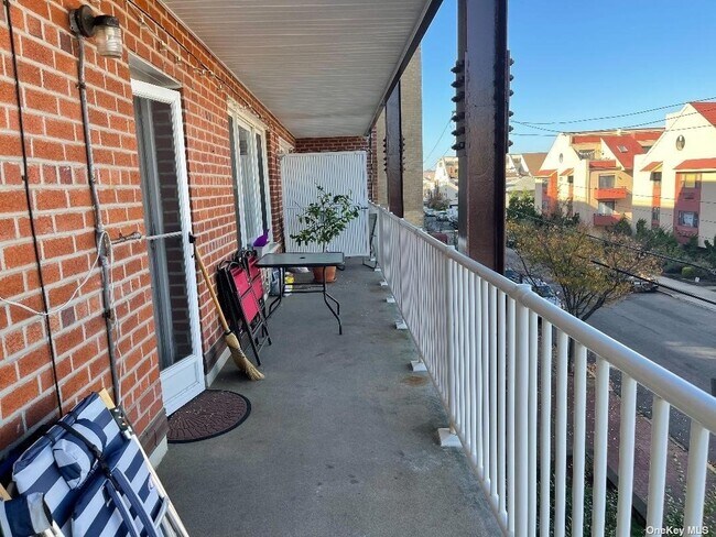 Foto del edificio - 666 Shore Rd