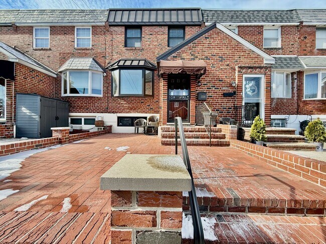 Foto del edificio - RARELY Offered completely RENOVATED PACKER PARK 3 Bedroom/2.5 Bath HOME w/ Central AC-HARDWOOD Fl...