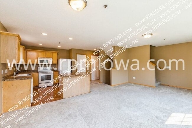 Building Photo - 2 BEDROOM 2.5 BATH  TOWNHOME IN JOHNSTON