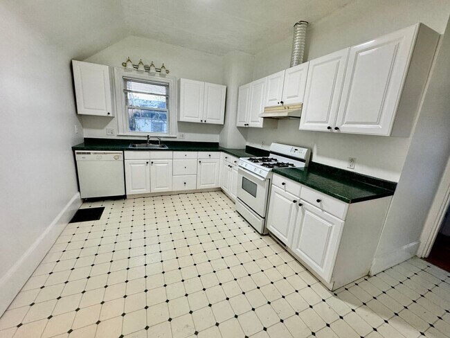 Building Photo - 64 Linden Ave