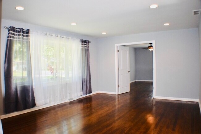 Building Photo - Four Bedroom Plus Single Family Home!