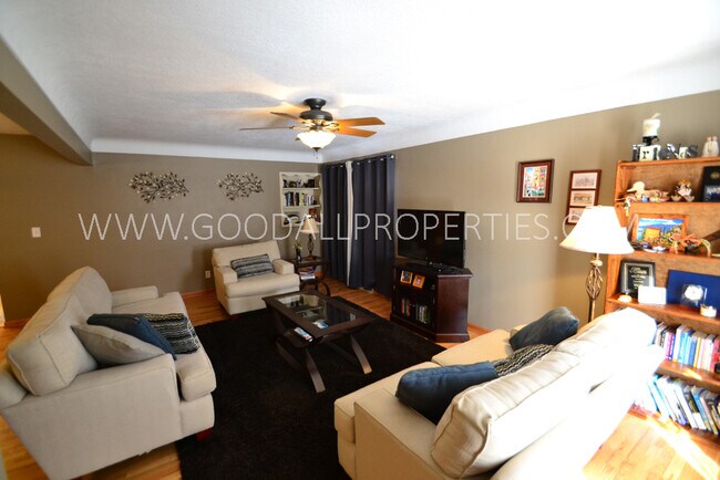 Building Photo - 3 Bedroom Ranch in Urbandale