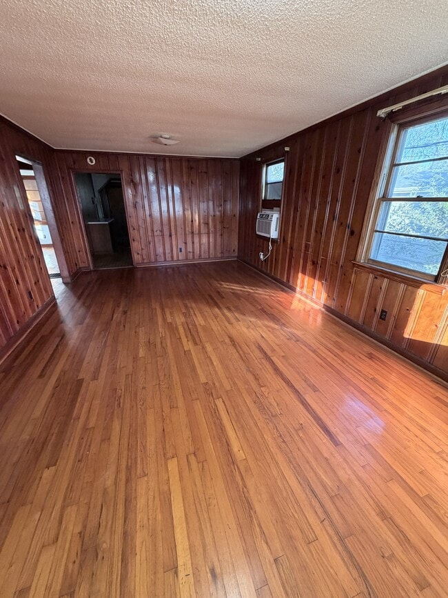 Building Photo - 1215 E 35th Street Pl
