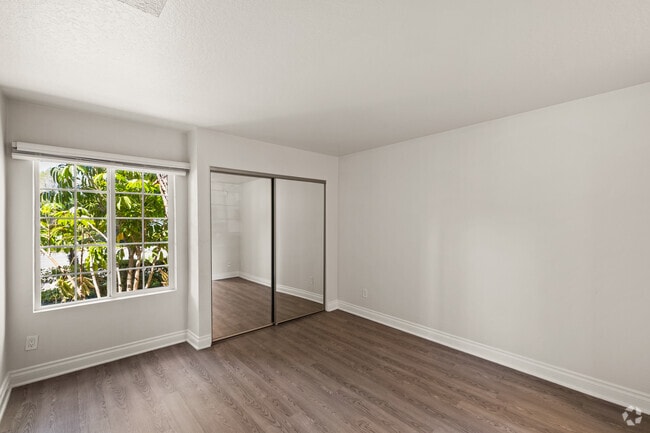 2 habitaciones, 2 baños - 1000 pies cuadrados - Dormitorio principal - Fulton Gardens Apartments