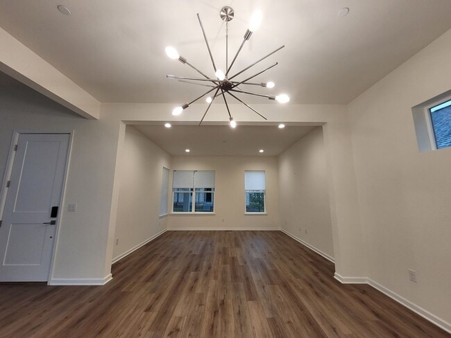 Building Photo - 820 Promenade Dr