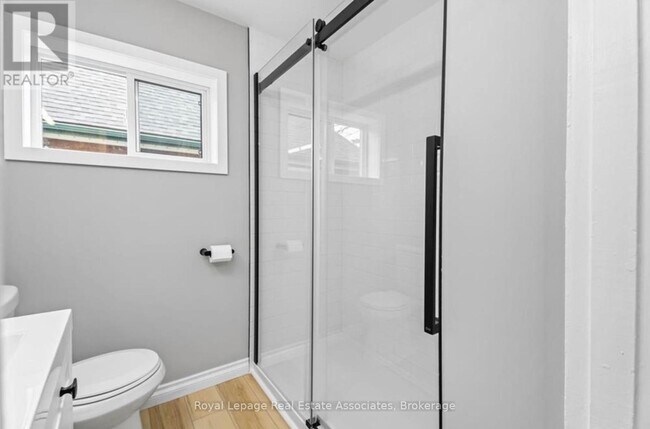 Photo du bâtiment - 207-207 Fairleigh Ave S