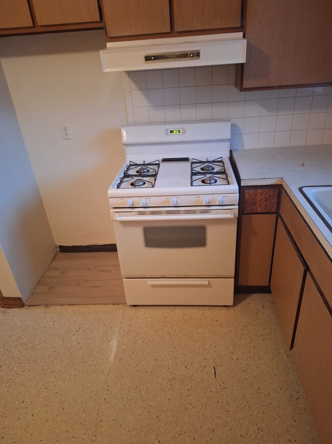 gas range - 588 Baldwin Rd