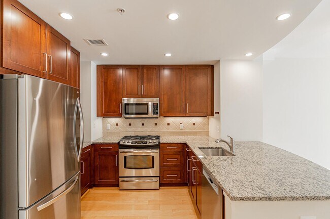 Foto del edificio - 8220 Crestwood Heights Dr