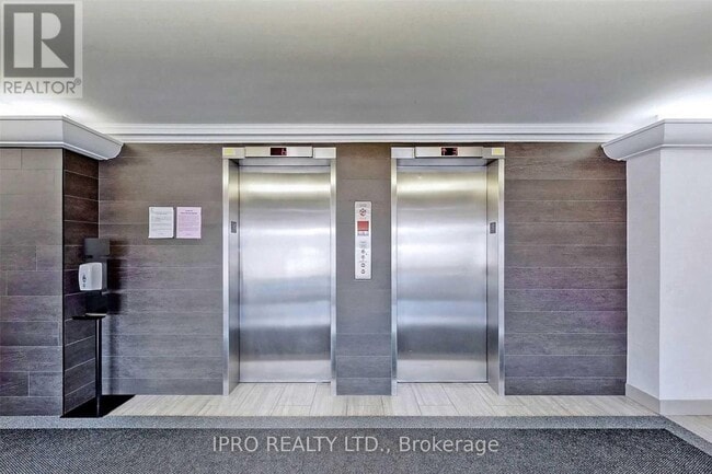 Building Photo - 7811-7811 Yonge St