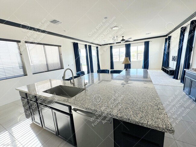 Foto del edificio - 5 br, 3.5 bath House - 9512 S S 13th Pl