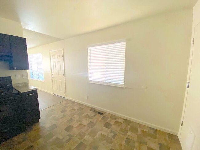 Building Photo - Reno Duplex - 1 Pet Friendly, Garage, Dish...