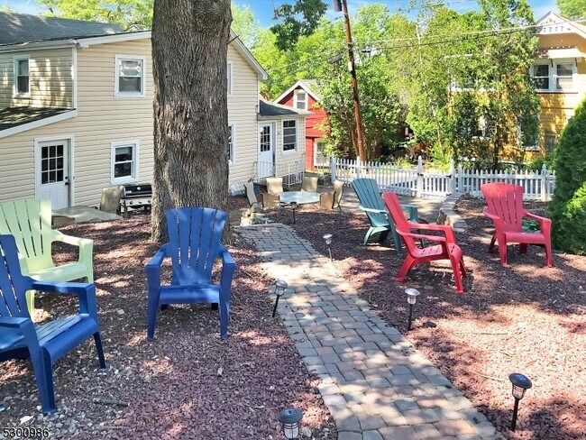 Foto del edificio - 16 Whitfield Pl