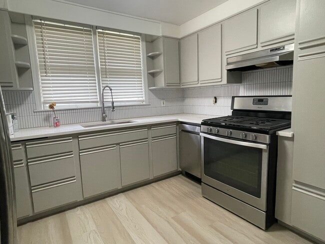 Kitchen - 3263 S 58th Ct