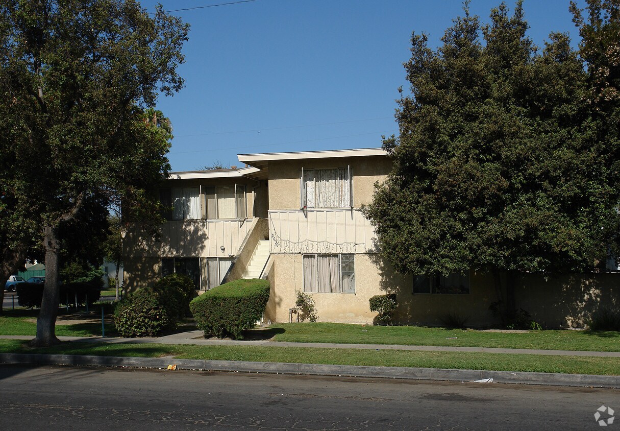 Building Photo - 2630 S Rosewood Ave