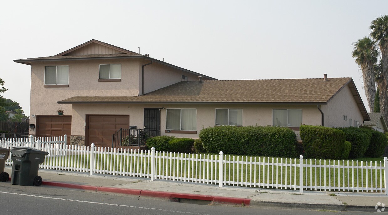 Building Photo - 1401 Sycamore Dr