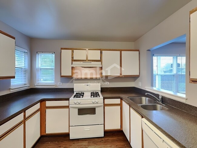 Building Photo - 2202 Henning Pl