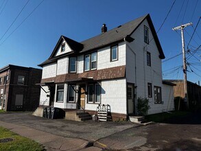 Building Photo - 113-115 N 22nd Ave W