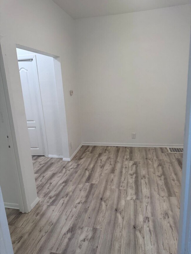 Foto del edificio - 1824 N Gale Ave