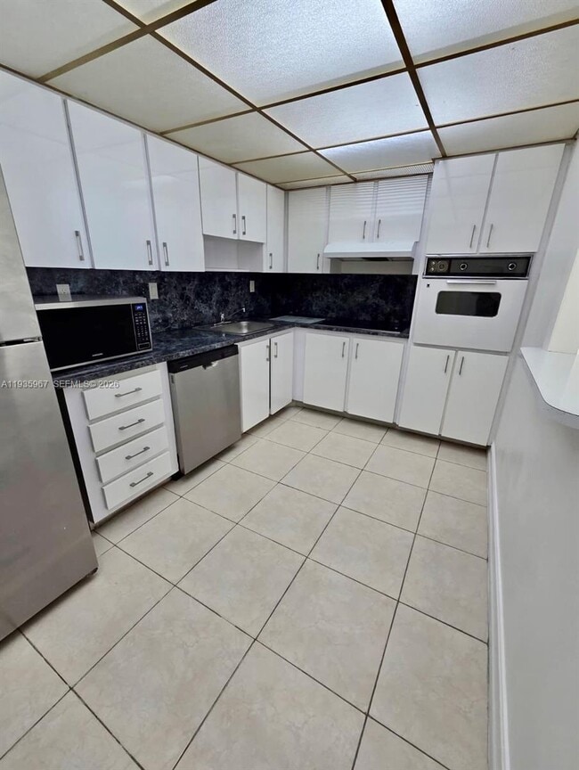 Foto del edificio - 19390 Collins Ave