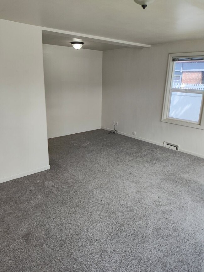 Building Photo - 4BR/2BA House only $1995/month!!!