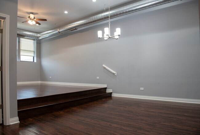 Foto del edificio - 2874 N Milwaukee Ave