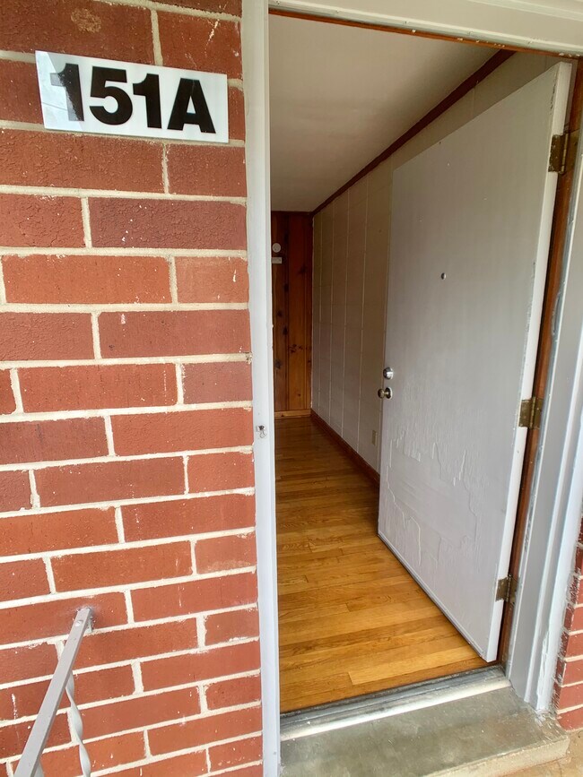 Puerta de entrada (a la sala de estar) - 151 N Ross St